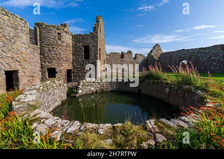 Castello di Dunnottar attraverso Old Hall baia vicino a Stonehaven, Aberdeenshire, Scotland, Regno Unito, Europa Foto Stock