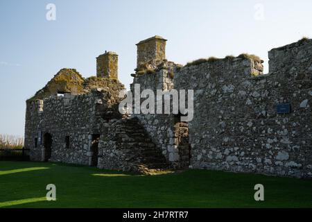 Castello di Dunnottar attraverso Old Hall baia vicino a Stonehaven, Aberdeenshire, Scotland, Regno Unito, Europa Foto Stock