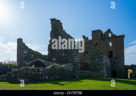 Castello di Dunnottar attraverso Old Hall baia vicino a Stonehaven, Aberdeenshire, Scotland, Regno Unito, Europa Foto Stock