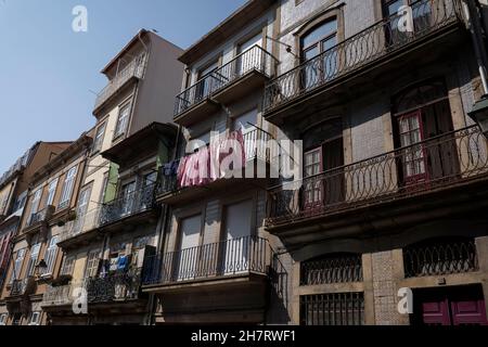 Appartamenti con balconi decorativi in ferro lungo Rua de São Miguel a Porto, Portogallo. Foto Stock