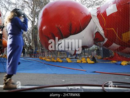 New York, Stati Uniti. 24 novembre 2021. I lavoratori gonfiano la mongolfiera Ronald McDonald mentre si preparano per la 95esima sfilata Macy's Thanksgiving Day a New York City mercoledì 24 novembre 2021. La sfilata iniziò nel 1924, legandola alla seconda più antica sfilata del Ringraziamento negli Stati Uniti con la sfilata del Ringraziamento americana a Detroit. Foto di John Angelillo/UPI Credit: UPI/Alamy Live News Foto Stock