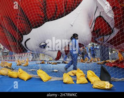 New York, Stati Uniti. 24 novembre 2021. I lavoratori gonfiano la mongolfiera Ronald McDonald mentre si preparano per la 95esima sfilata Macy's Thanksgiving Day a New York City mercoledì 24 novembre 2021. La sfilata iniziò nel 1924, legandola alla seconda più antica sfilata del Ringraziamento negli Stati Uniti con la sfilata del Ringraziamento americana a Detroit. Foto di John Angelillo/UPI Credit: UPI/Alamy Live News Foto Stock