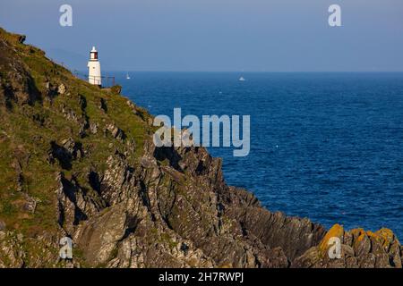 Una vista del faro di Spy House Point nel villaggio di pescatori di Polperro in Cornovaglia, Regno Unito. Foto Stock