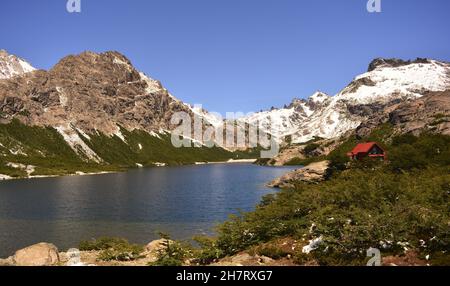 Fiume che scorre attraverso montagne e colline Foto Stock