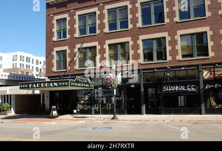 FARGO, NORTH DAKOTA - 4 Oct 2021: Negozi e ristoranti a Broadway nel centro di Fargo. Foto Stock