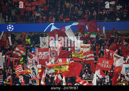 Madrid, Spagna. 24 novembre 2021. Tifosi durante la partita UEFA Champions League tra Atletico de Madrid e AC Milan allo Stadio Wanda Metropolitano di Madrid, Spagna. (Credit Image: © Indira/DAX via ZUMA Press Wire) Credit: ZUMA Press, Inc./Alamy Live News Foto Stock