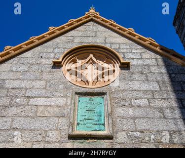 Una targa commemorativa della visita della Regina Vittoria al Monte St. Michaels nel 1846, in Cornovaglia, Regno Unito. Foto Stock