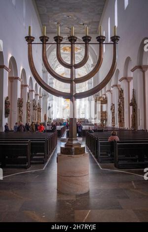 WUERZBURG, GERMANIA - 23 ottobre 2021: Un colpo verticale della cattedrale di San Kiliano, Wuerzburg, Germania Foto Stock