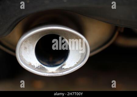 Vista frontale di un tubo di scarico di una marmitta Foto Stock