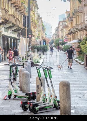 MILANO, ITALIA - 06 settembre 2021: Diversi scooter elettrici a noleggio parcheggiati in via Milano Foto Stock