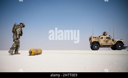 Personale Sgt. Matthew Juhenke, 378th Expeditionary Civil Engineer Squadron Explosive ordnance Disposal team lead, ispeziona l'ordnanza simulata durante un esercizio congiunto con la Royal Saudi Air Force alla base aerea Prince Sultan, Regno dell'Arabia Saudita, 17 novembre 2021. La formazione insieme ai partner RSAF contribuisce a sviluppare le capacità e le competenze del personale di base negli ambienti operativi e di combattimento. (STATI UNITI Air Force foto di Senior Airman Jacob B. Wrightsman) Foto Stock