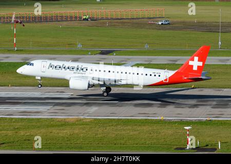 Helvetic Airways Embraer 190-E2 aereo che atterra all'aeroporto di Zurigo. Nuovo moderno e-jet E190 aereo di Helvetic Airline che atterra alla pista. Foto Stock