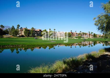 Stagno e Condos accanto a un campo da golf Foto Stock