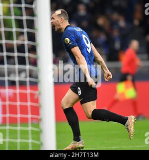 Milano, Italia. 24 novembre 2021. Edin Dzeko del FC Inter celebra il suo obiettivo durante la partita del gruppo D della UEFA Champions League tra FC Inter e Shakhtar Donetsk a Milano, 24 novembre 2021. Credit: Str/Xinhua/Alamy Live News Foto Stock