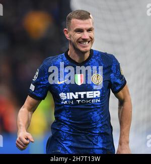 Milano, Italia. 24 novembre 2021. Edin Dzeko del FC Inter celebra il suo obiettivo durante la partita del gruppo D della UEFA Champions League tra FC Inter e Shakhtar Donetsk a Milano, 24 novembre 2021. Credit: Str/Xinhua/Alamy Live News Foto Stock