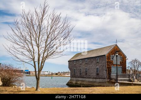 Esterno del magazzino Sheafe, ora utilizzato per mostre d'arte, a Prescott Park a Portsmouth NH Foto Stock