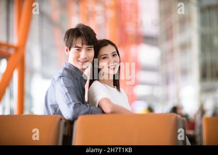 Giovani amanti nella lounge dell'aeroporto Foto Stock