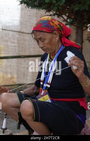 Un Nagamese donne tessono filo a mano in un villaggio di Nagaland India il 2 dicembre 2016 Foto Stock