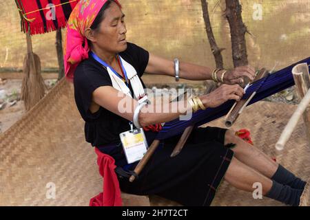 Un Nagamese donne tessono filo a mano in un villaggio di Nagaland India il 2 dicembre 2016 Foto Stock