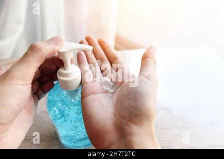 Disinfettante per le mani gel per il lavaggio delle mani igiene con gel di alcol o sapone antibatterico igienizzante, igiene Covid-19 prevenire la diffusione del virus dei germi A. Foto Stock