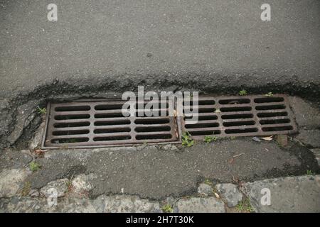 salvador, bahia, brasile - 24 novembre 2021: Griglia di un grondaia per la raccolta di acqua piovana nella città di Salvador. Foto Stock