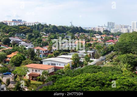 SINGAPORE, SINGAPORE - Apr 30, 2017: Una vista sulla zona residenziale a bassa densità lungo Sunset Way, nel sobborgo di Singapore di Clementi. Foto Stock