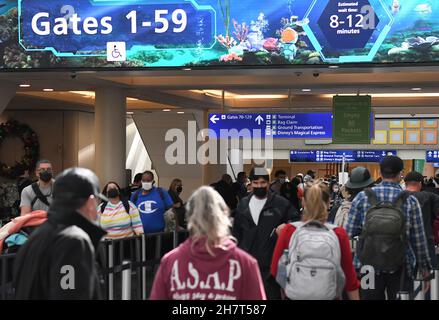 Orlando, Stati Uniti. 24 novembre 2021. I viaggiatori si stanno allineando all'Aeroporto Internazionale di Orlando durante la vigilia del Ringraziamento. L'Amministrazione della sicurezza dei Trasporti si aspetta un numero record di passeggeri per il periodo delle vacanze del Ringraziamento, superando i record pre-pandemici. (Foto di Paul Hennessy/SOPA Images/Sipa USA) Credit: Sipa USA/Alamy Live News Foto Stock