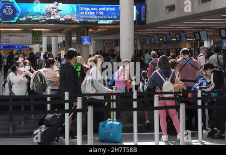 Orlando, Stati Uniti. 24 novembre 2021. L'Aeroporto Internazionale di Orlando e' pieno di viaggiatori che attendono in linea il giorno prima della vacanza del Ringraziamento. L'Amministrazione della sicurezza dei Trasporti si aspetta un numero record di passeggeri per il periodo delle vacanze del Ringraziamento, superando i record pre-pandemici. (Foto di Paul Hennessy/SOPA Images/Sipa USA) Credit: Sipa USA/Alamy Live News Foto Stock