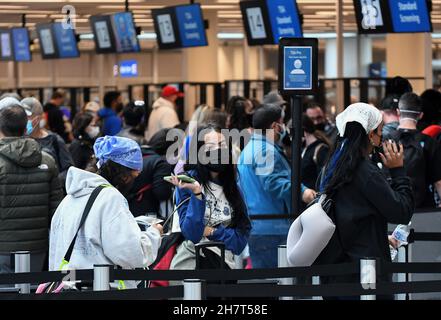 Orlando, Stati Uniti. 24 novembre 2021. L'Aeroporto Internazionale di Orlando e' pieno di viaggiatori che attendono in linea il giorno prima della vacanza del Ringraziamento. L'Amministrazione della sicurezza dei Trasporti si aspetta un numero record di passeggeri per il periodo delle vacanze del Ringraziamento, superando i record pre-pandemici. (Foto di Paul Hennessy/SOPA Images/Sipa USA) Credit: Sipa USA/Alamy Live News Foto Stock