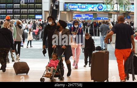 Orlando, Stati Uniti. 24 novembre 2021. I viaggiatori insieme alle loro famiglie sono visti all'Aeroporto Internazionale di Orlando alla vigilia del Ringraziamento. L'Amministrazione della sicurezza dei Trasporti si aspetta un numero record di passeggeri per il periodo delle vacanze del Ringraziamento, superando i record pre-pandemici. (Foto di Paul Hennessy/SOPA Images/Sipa USA) Credit: Sipa USA/Alamy Live News Foto Stock