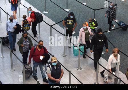 Orlando, Stati Uniti. 24 novembre 2021. I viaggiatori sono visti allinearsi all'Aeroporto Internazionale di Orlando alla vigilia del Ringraziamento. L'Amministrazione della sicurezza dei Trasporti si aspetta un numero record di passeggeri per il periodo delle vacanze del Ringraziamento, superando i record pre-pandemici. (Foto di Paul Hennessy/SOPA Images/Sipa USA) Credit: Sipa USA/Alamy Live News Foto Stock