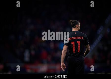 Madrid, Spagna. 24 novembre 2021. Zlatan Ibrahimovic di AC Milan reagisce durante la partita UEFA Champions League Group B tra Atletico de Madrid di Spagna e AC Milan di Italia a Madrid, in Spagna, il 24 novembre 2021. Credit: Pablo Morano/Xinhua/Alamy Live News Foto Stock