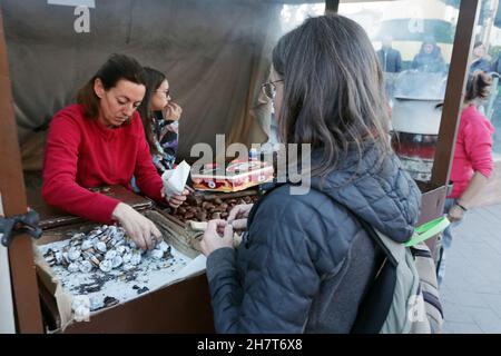 MALAGA, SPAGNA - Jan 15, 2019: Malaga, Spagna. Venditori di castagne, o castaneras, castagne arrosto su carboni, un cibo di strada in tardo autunno e inverno. Foto Stock