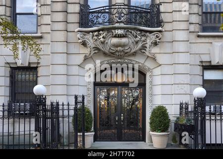 Ingresso all'elegante edificio di appartamenti in stile barocco Foto Stock