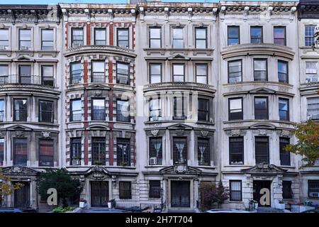 Manhattan Street con eleganti case cittadine di classe superiore Foto Stock