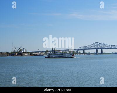 NEW ORLEANS, STATI UNITI - 03 novembre 2021: Il battello Creole Queen sul fiume Mississippi a New Orleans, Stati Uniti Foto Stock