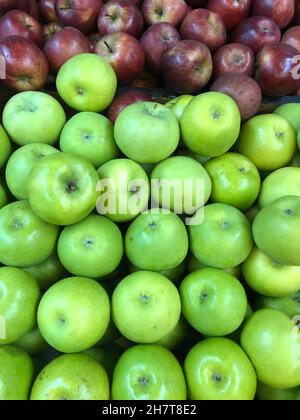 mele multiple rosse e verdi da vendere in un mercato all'aperto. Foto Stock