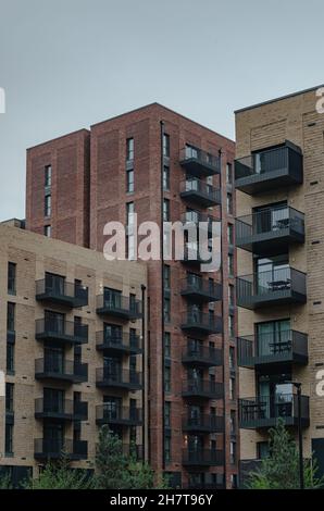 Nuovo complesso di appartamenti lungo il Roding Riverside a Barking, East London, Regno Unito Foto Stock