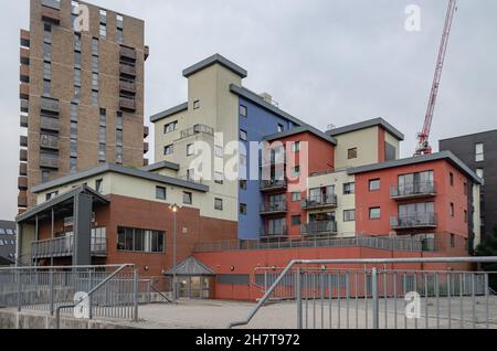 Nuovo complesso di appartamenti lungo il Roding Riverside a Barking, East London, Regno Unito Foto Stock