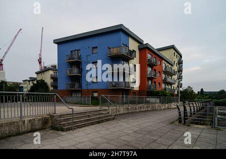 Nuovo complesso di appartamenti lungo il Roding Riverside a Barking, East London, Regno Unito Foto Stock