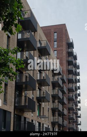 Nuovo complesso di appartamenti lungo il Roding Riverside a Barking, East London, Regno Unito Foto Stock