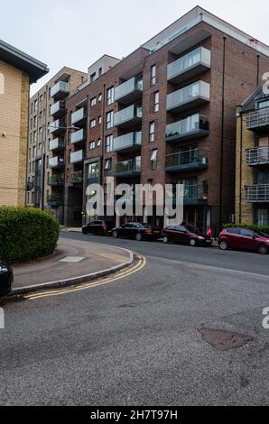 Nuovo complesso di appartamenti lungo il Roding Riverside a Barking, East London, Regno Unito Foto Stock