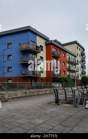 Nuovo complesso di appartamenti lungo il Roding Riverside a Barking, East London, Regno Unito Foto Stock