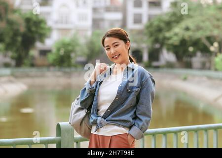 Giovane bella donna viaggia e cammina per la città Foto Stock