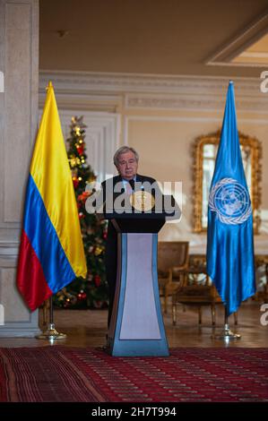 Bogota, Colombia. 24 novembre 2021. Il Segretario generale delle Nazioni Unite Antonio Guterres parla alla stampa durante la conferenza durante la visita del Segretario generale delle Nazioni Unite Antonio Guterres per il 5° anniversario del trattato di pace tra le forze armate rivoluzionarie della Colombia (FARC-EP) e il governo colombiano nel 2017. A Bogotà, Colombia, il 24 novembre 2021. Credit: Long Visual Press/Alamy Live News Foto Stock