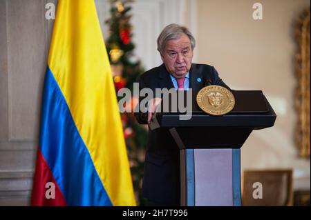 Bogota, Colombia. 24 novembre 2021. Il Segretario generale delle Nazioni Unite Antonio Guterres parla alla stampa durante la conferenza durante la visita del Segretario generale delle Nazioni Unite Antonio Guterres per il 5° anniversario del trattato di pace tra le forze armate rivoluzionarie della Colombia (FARC-EP) e il governo colombiano nel 2017. A Bogotà, Colombia, il 24 novembre 2021. Credit: Long Visual Press/Alamy Live News Foto Stock