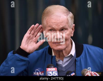 L'amministratore della NASA Bill Nelson annuncia, durante una conferenza stampa all'aeroporto internazionale di Orlando, l'implementazione di una tecnologia di pianificazione dei voli sviluppata dalla NASA per tutti gli aeroporti del paese nel 2023. Il sistema ATD-2 (Air Space Technology Demonstration 2) è stato trasferito alla Federal Aviation Administration (FAA) nel mese di settembre. Questa tecnologia consentirà agli aerei di rotolare direttamente sulla pista di decollo per evitare tempi eccessivi di attesa e di uscita dei taxi, riducendo in tal modo il consumo di carburante, le emissioni e i ritardi dei passeggeri. Foto Stock