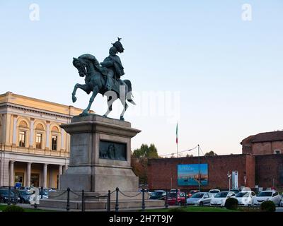 NOVARA, ITALIA - 26 ottobre 2021: Basilica di San Gaudenzio e Piazza Centrale nella città di Novara, Piemonte Foto Stock