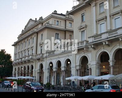 NOVARA, ITALIA - 26 ottobre 2021: Basilica di San Gaudenzio e Piazza Centrale nella città di Novara, Piemonte Foto Stock