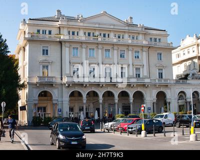 NOVARA, ITALIA - 26 ottobre 2021: Basilica di San Gaudenzio e Piazza Centrale nella città di Novara, Piemonte Foto Stock